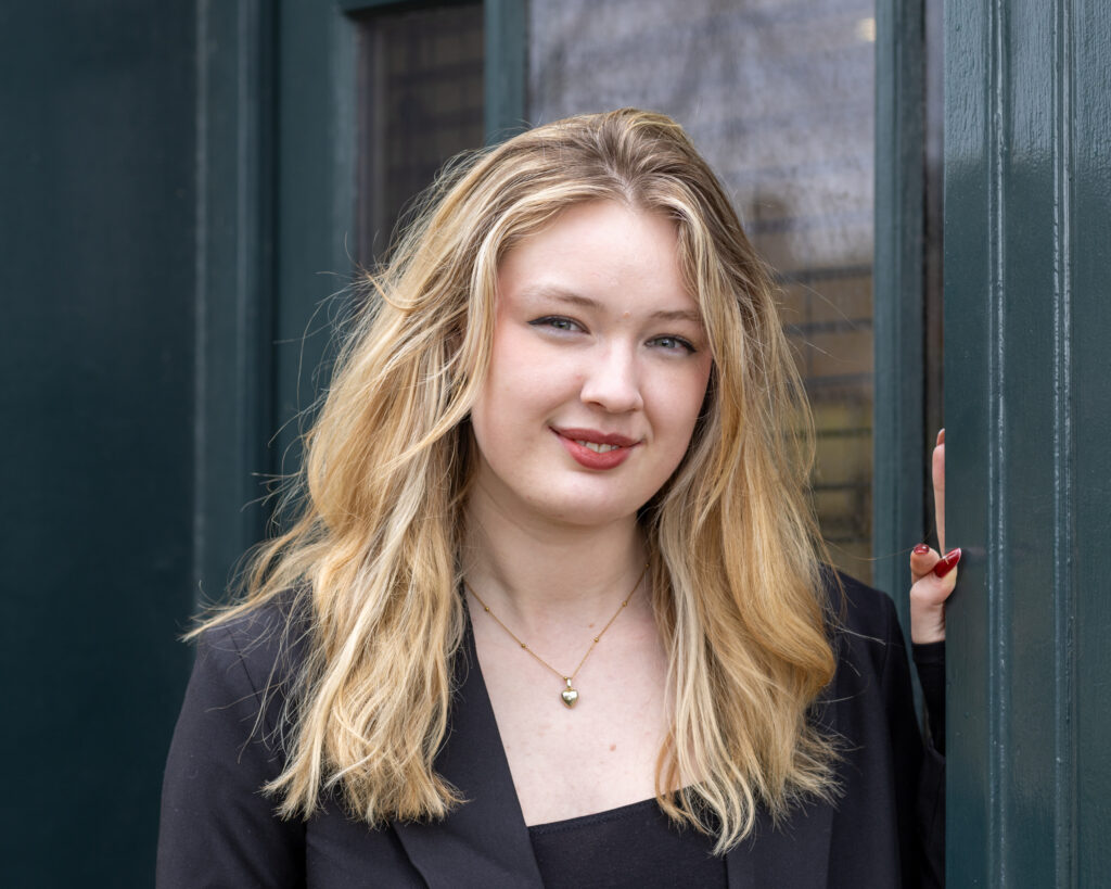 Maisie Mullins headshot.